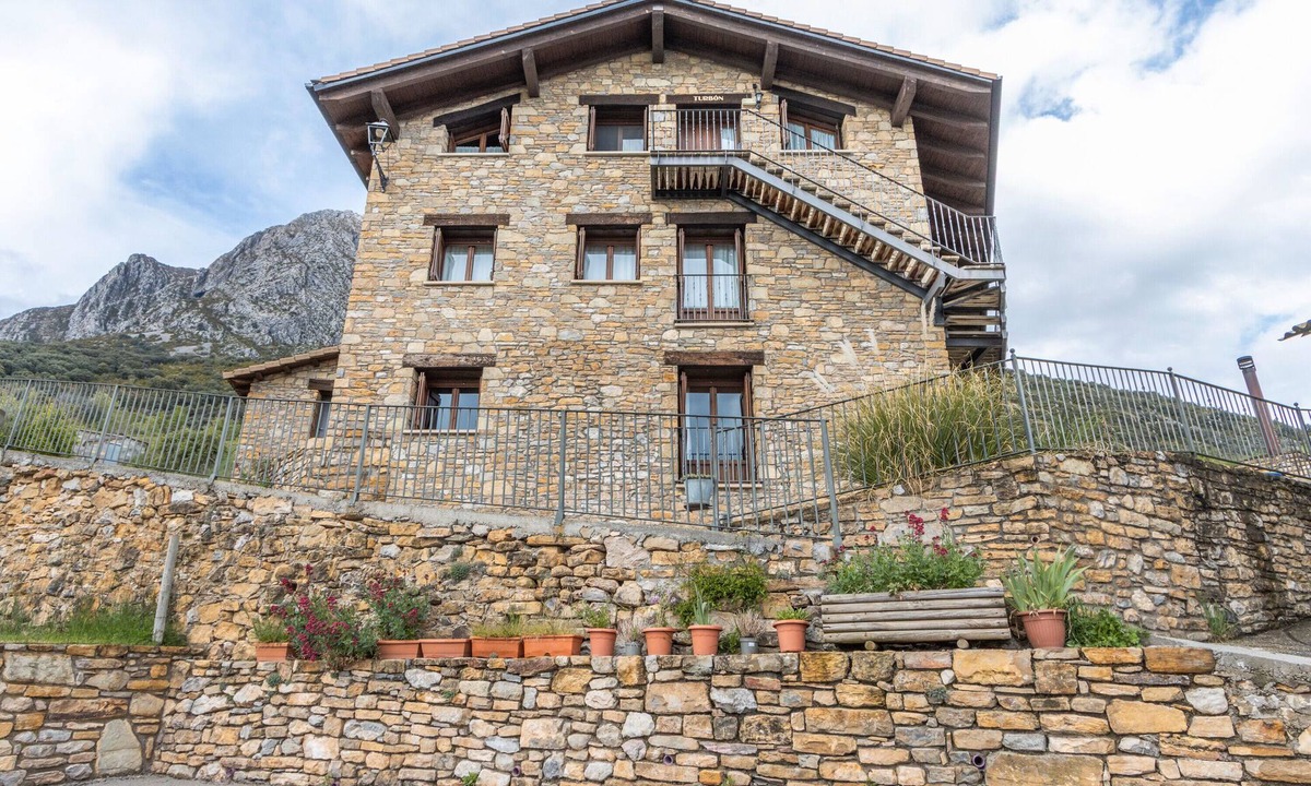 Valle de Lierp Apartment | Apartment 'Turbón' with Mountain View, Shared Garden and Wi-Fi