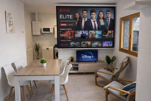 Biescas Apartment | Apto Espert l PISCINA l Cine l Garaje l BBQ l Wifi