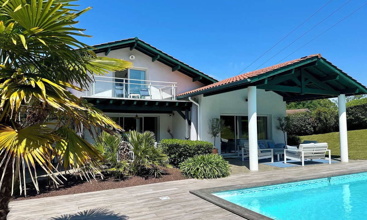 Saint-Pierre-d'Irube Villa | Architect-designed villa 10 minutes from Biarritz: heated pool + gym