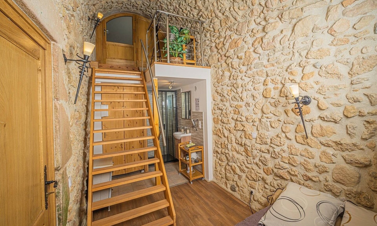 Villelongue-d'Aude Bed & Breakfast | At Château de Villelongue, Troglodyte, Aude, Cathar Country, pets are welcome.