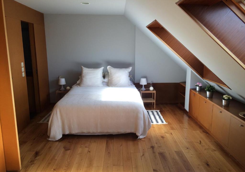 Souto Apartment | Attic loft to wake up by the sea.