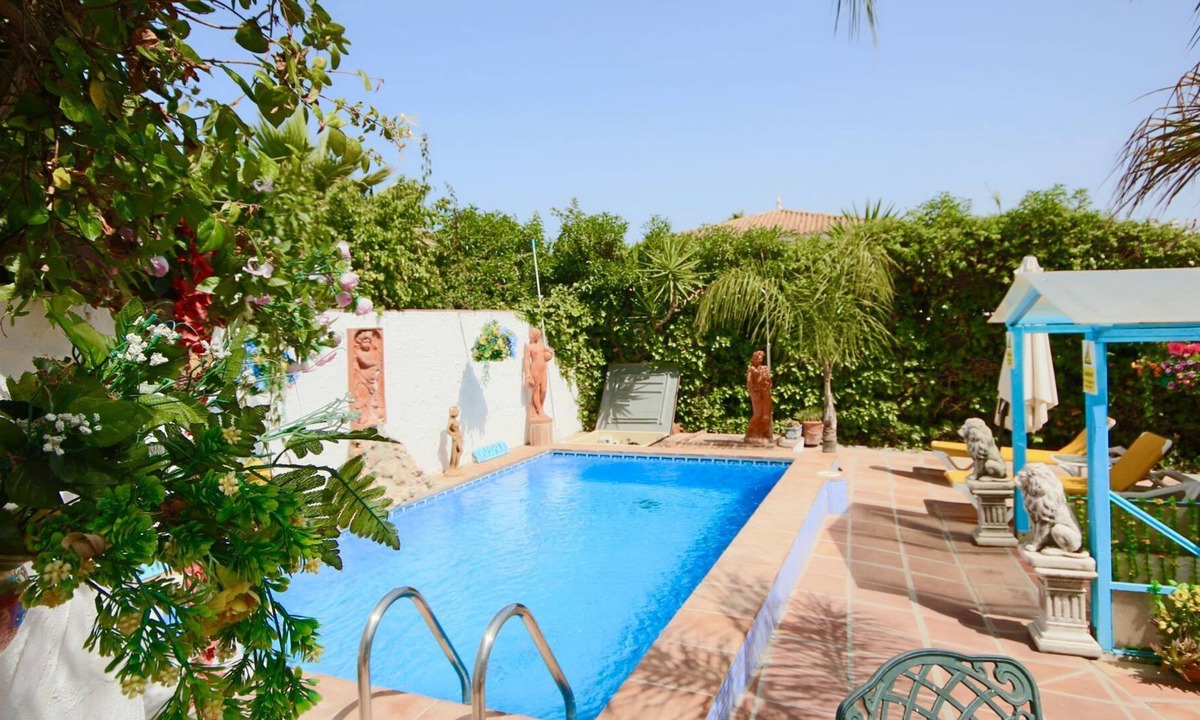 El Paraiso Villa | Beautiful 3 Bedroom luxury DETACHED Villa by Sea PRIVATE POOL Estepona/San Pedro