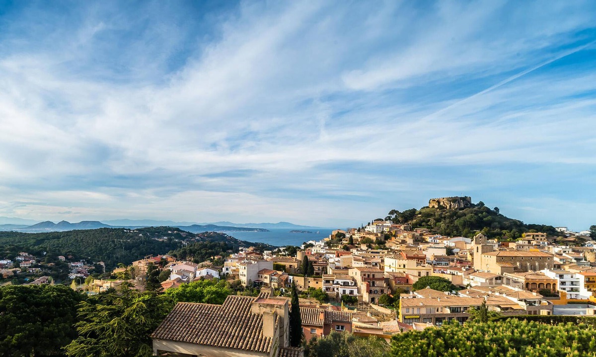 Begur Apartment | Beautiful apartment with views to the Castle of Begur.