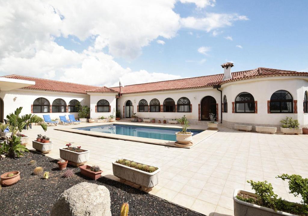 Granadilla de Abona House | Beautiful holiday home in San Isidro with pool