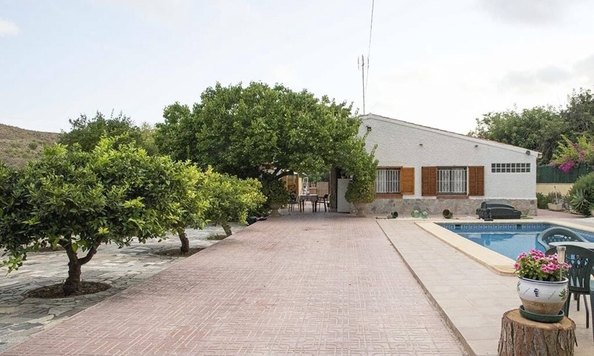 Mutxamel Villa | Beautiful renovated villa with private pool on a 1000 m² plot, very quiet.