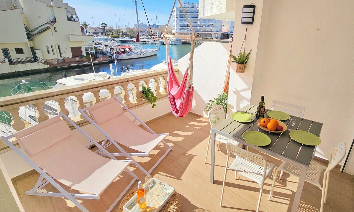 Empuriabrava Apartment | Beautiful T2 Standing on the water, beach walk, 2 terraces, full center