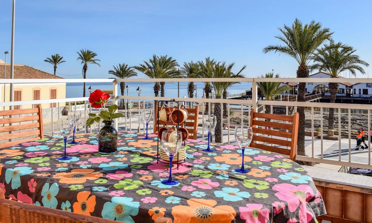 Los Alcazares House | Beautiful vacation home directly on the sea, only 10 m from the beach La Concha.
