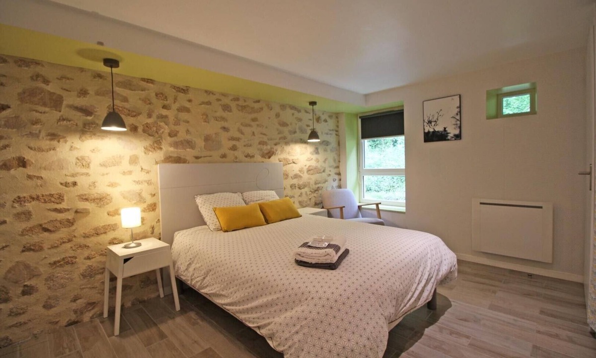Bersac-sur-Rivalier Bed & Breakfast | Bed and Breakfast 'Du Rez De Chaussée' with Private Terrace, Shared Garden and Wi-Fi