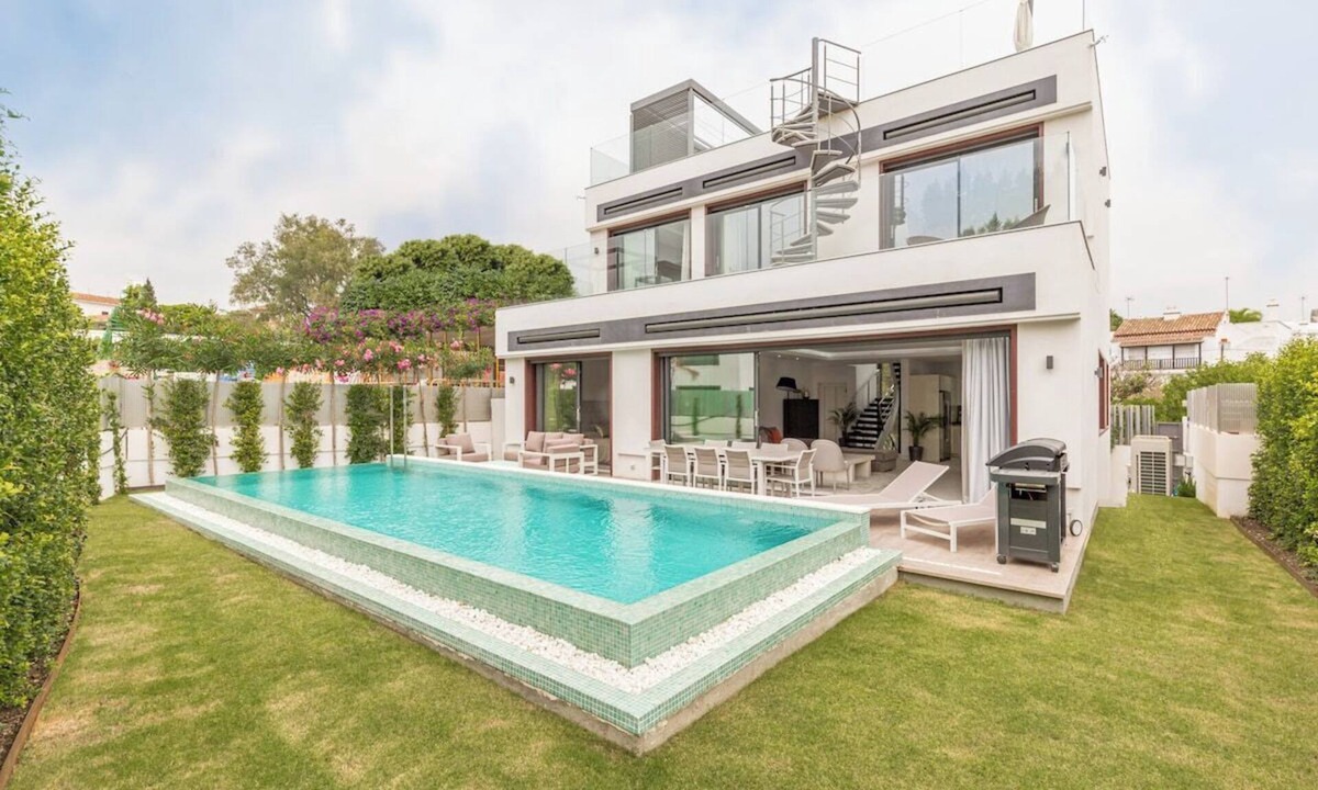 Golden Mile House | Brand-new Luxurious Modern Villa on the beach