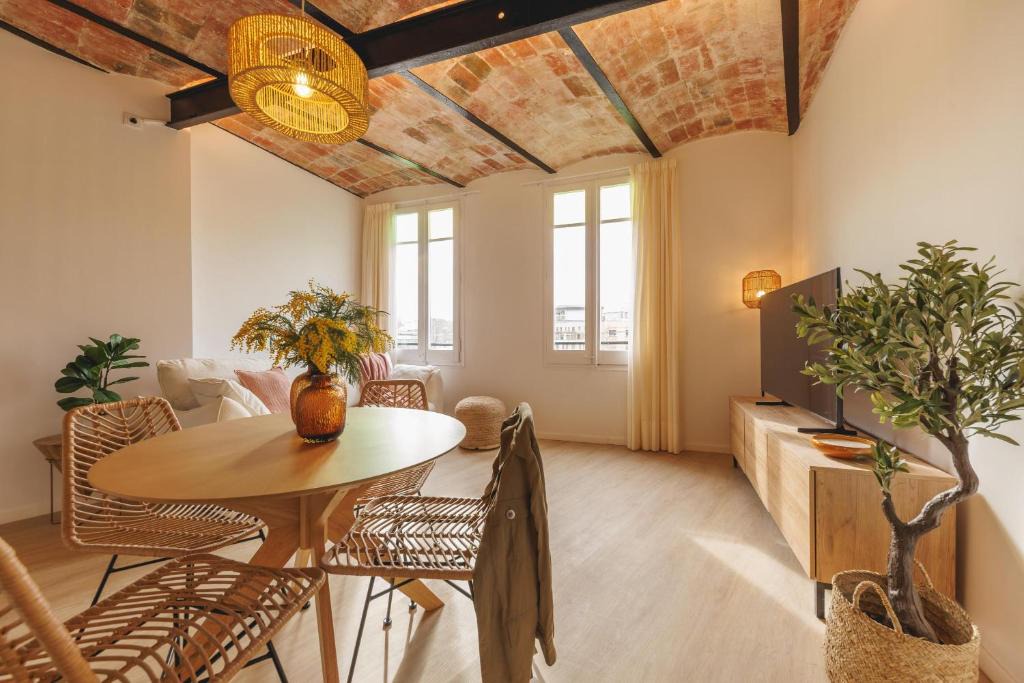 Barri Vell Apartment | Bravissimo Calderers La Serp, view over Onyar river