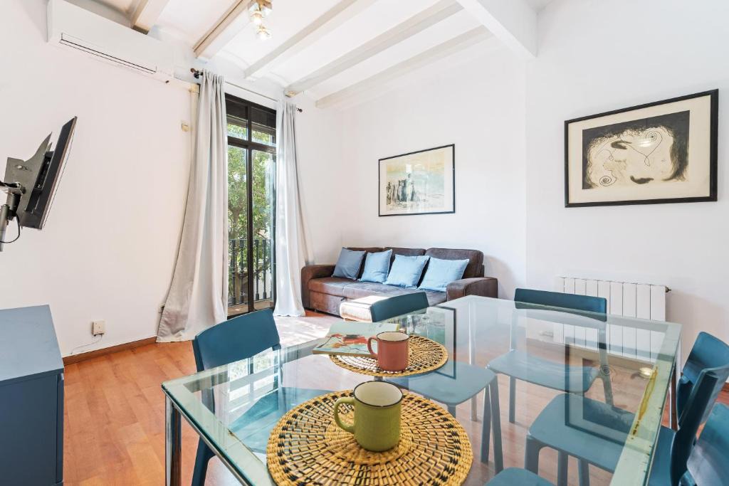 El Camp de l'Arpa del Clot Apartment | Bright 2BR in Clot Desk Fiber Wi-Fi