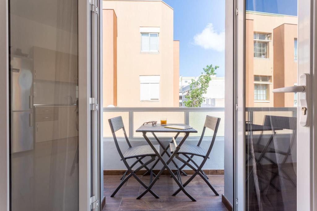 Las Palmas de Gran Canaria Apartment | Bright with terrace next to the beach