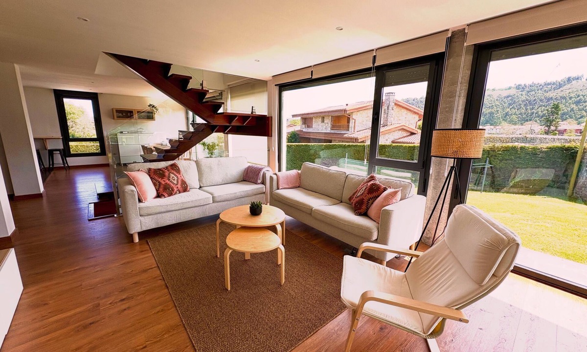Naves Ski Chalet | Bright house in Naves with 4 bedrooms and 3 bathrooms. Large spaces by the sea