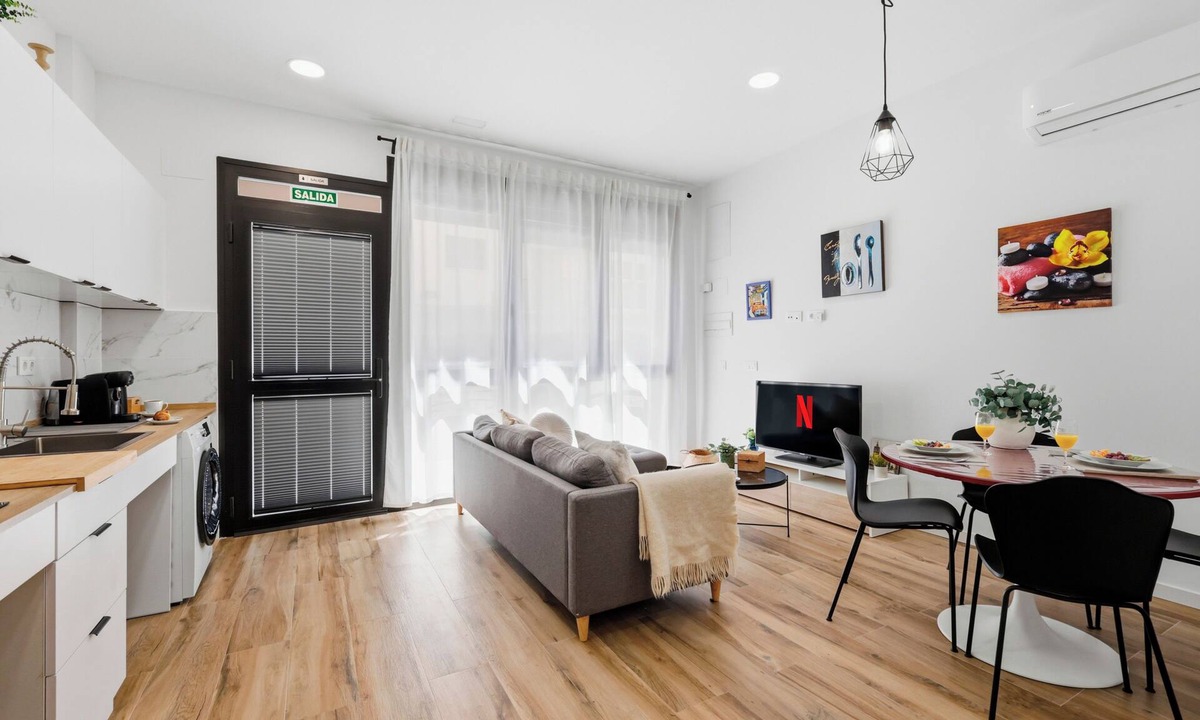 Torrefiel Apartment | Bright Loft | Fully Equipped | Smart TV | AC | Sleeps 2