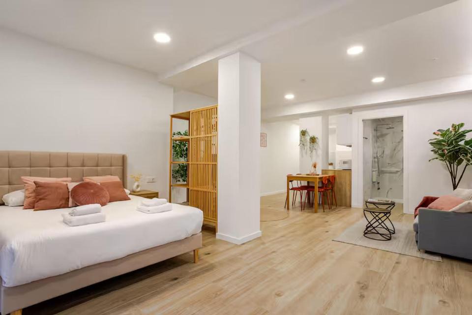 Torrefiel Apartment | Bright & Modern Studio - Rose y Maya
