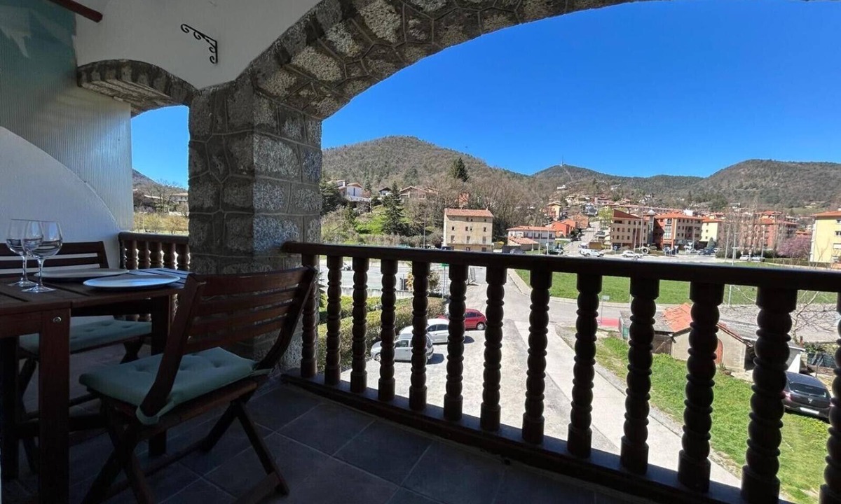 Ripoll Apartment | Cal Botey Apartment with Mountain Views, Wi-Fi, and Air Conditioning