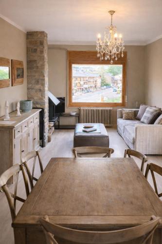 Llivia Apartment | CaL QuEROL Llivia 2 piscina, 8 pax, 2 baños y parking