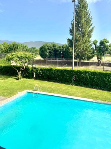 Llivia Apartment | CaL QuEROL Llivia 3, piscina al centre, vistes a la muntanya