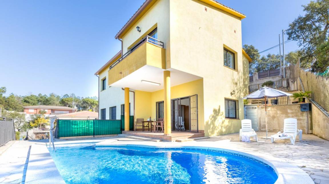 Vidreres House | Camelia