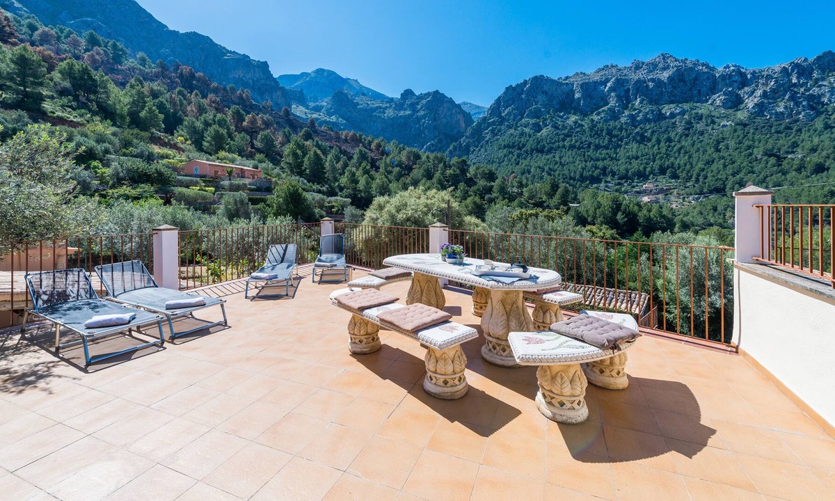 Escorca House | CAN ALEX-CALA TUENT, HOUSE WITH POOL, GARDEN, INTERNET AND KAYAK 4 MIN FROM THE BEACH