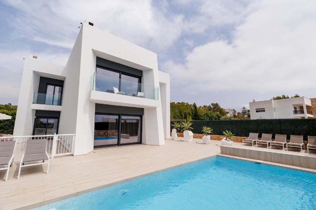 Santa Eulalia del Rio House | CAN EMYLA NEW MODERN VILLA WITH GYM 5 min FROM PACHA y LÍO