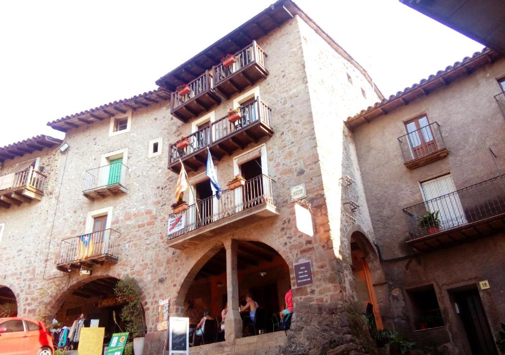 Santa Pau Hotel | CAN MENCIÓ - Plaça Major