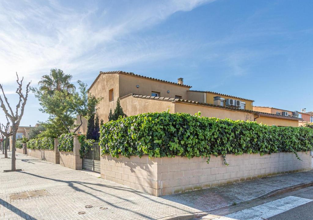 Sant Pere Pescador House | Casa con Jardín Privado, 3 Habitaciones, Terraza y Garaje en Sant Pere Pescador - ES-89-100