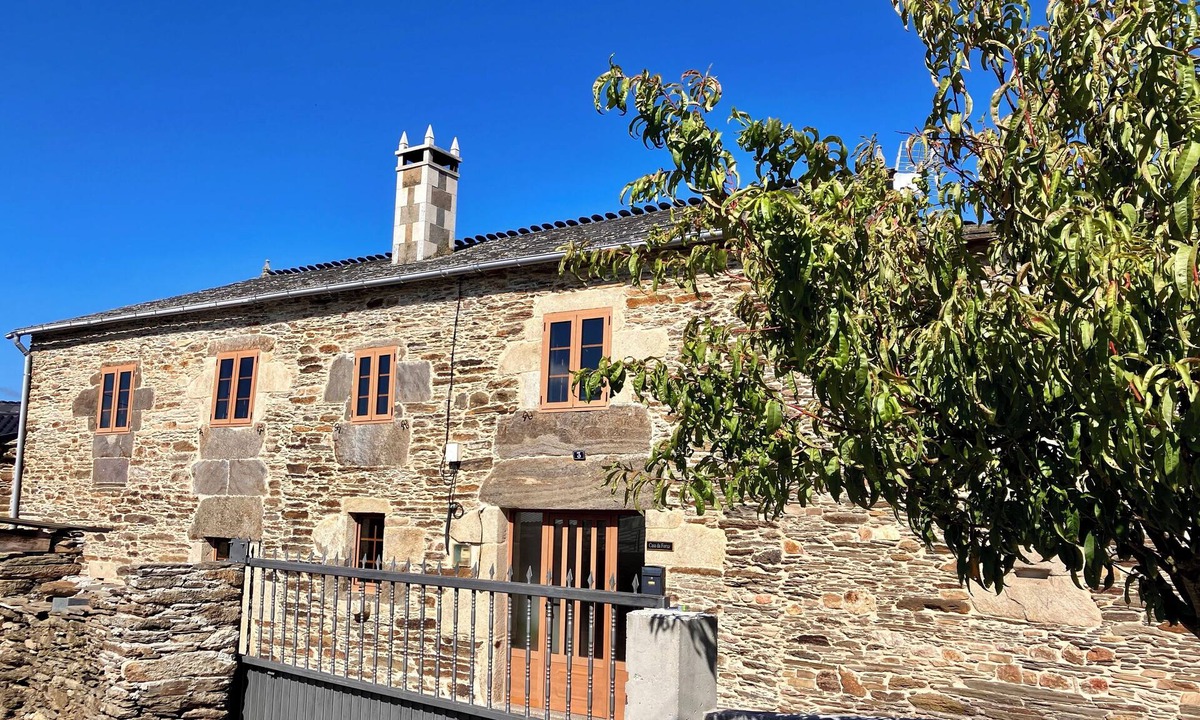 Portomarin House | Casa da Forxa is a renovated former forge/smithy in lovely hamlet setting.