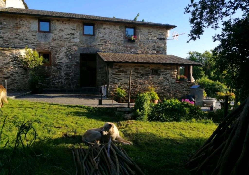 Freires House | Casa de piedra en pequeña aldea de Ortigueira