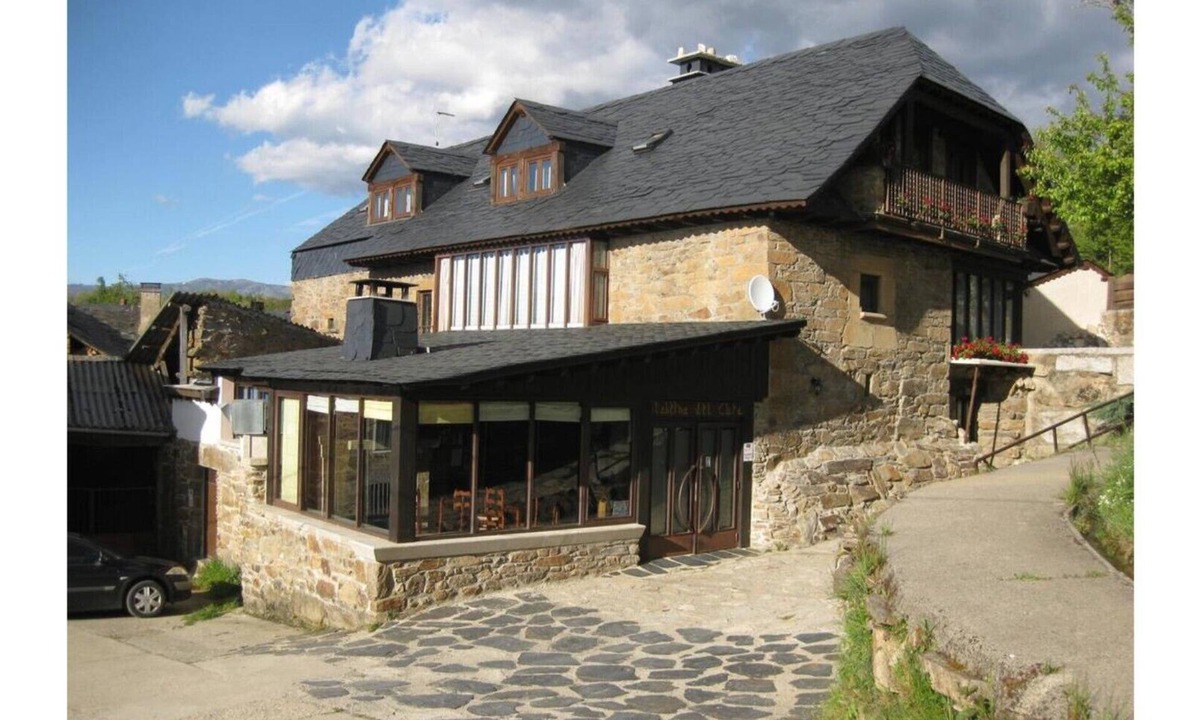 Rozas House | Casa del Cura / Apartment with views of the mountains