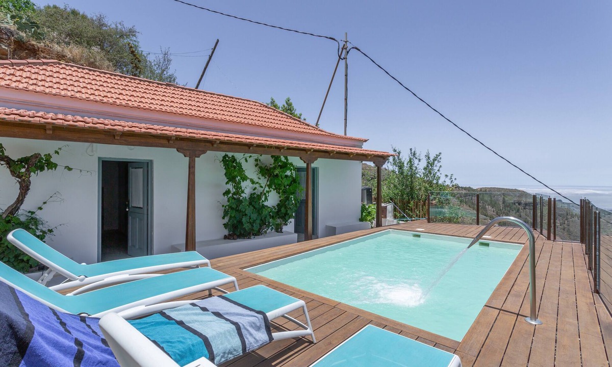 Vega de San Mateo Ski Chalet | 'Casa Mica' with Mountain View, Wi-Fi and Air Conditioning