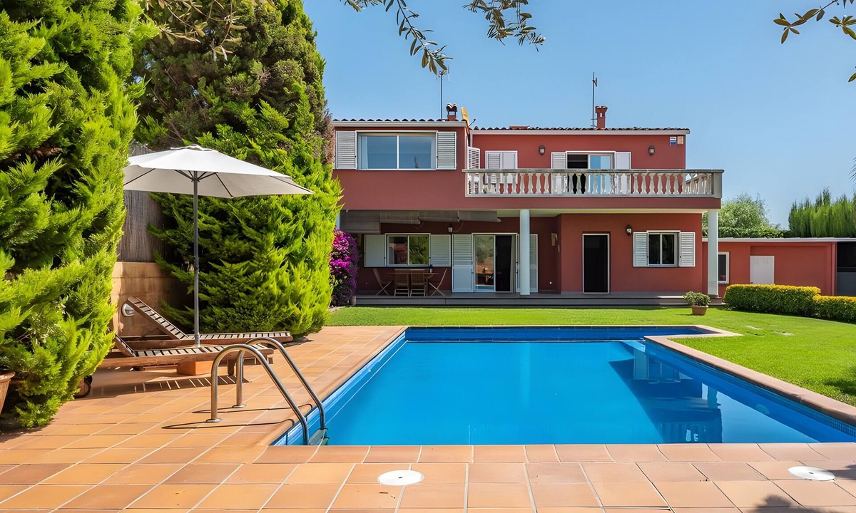 Calonge Villa | Casa Monica – Charming House with Garden and Pool Near the Village Center