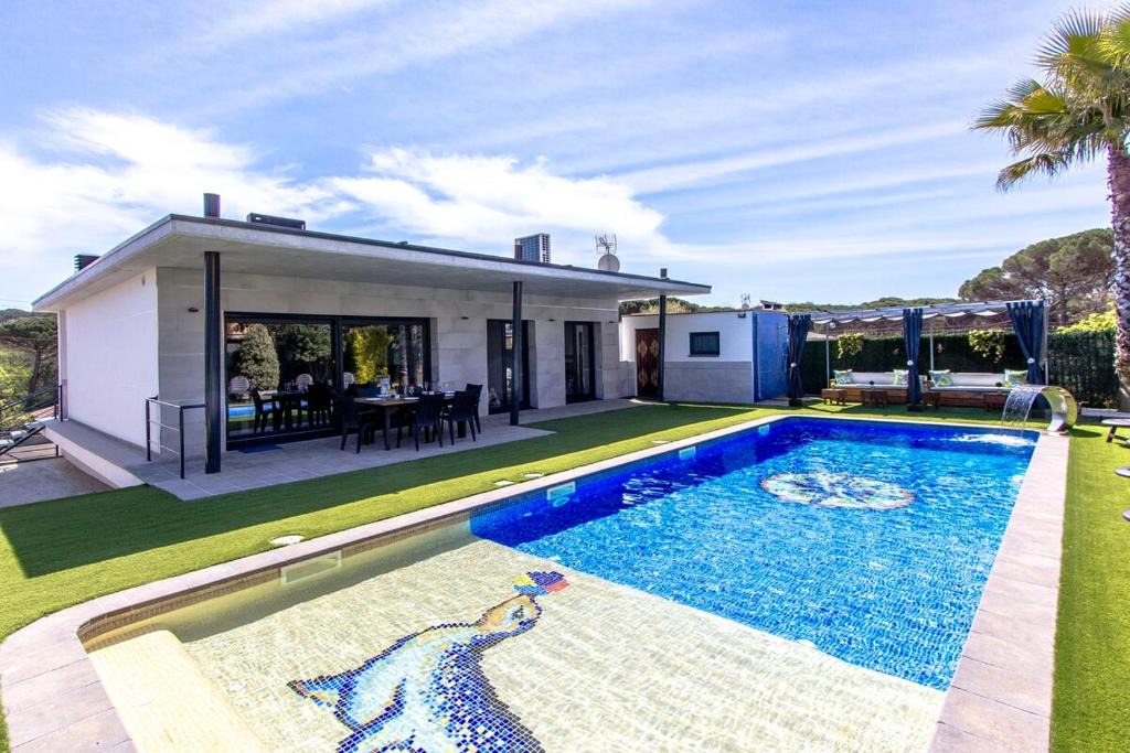 Sils Villa | Catalunya Casas Modern Vacation Paradise 'Villa Ainmi' on the Costa Brava!