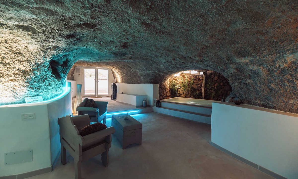 El Rincon Cottage | Cave with heated indoor pool and garden