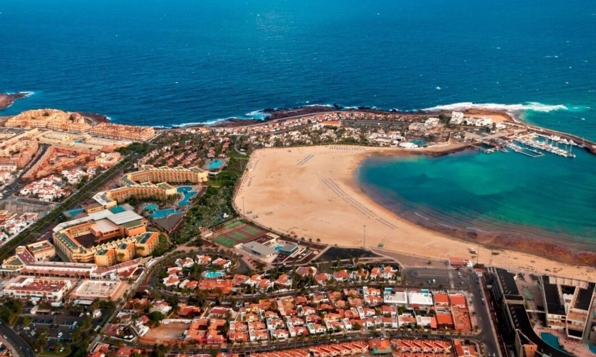 Castillo Caleta de Fuste Apartment | Central Position close to Beach, Sunny Balcony, Communal Pool, heated wintertime