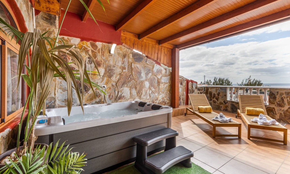 Pajara Apartment | Chabela's Penthouse Apartment with Sea Views, Jacuzzi, and Air Conditioning
