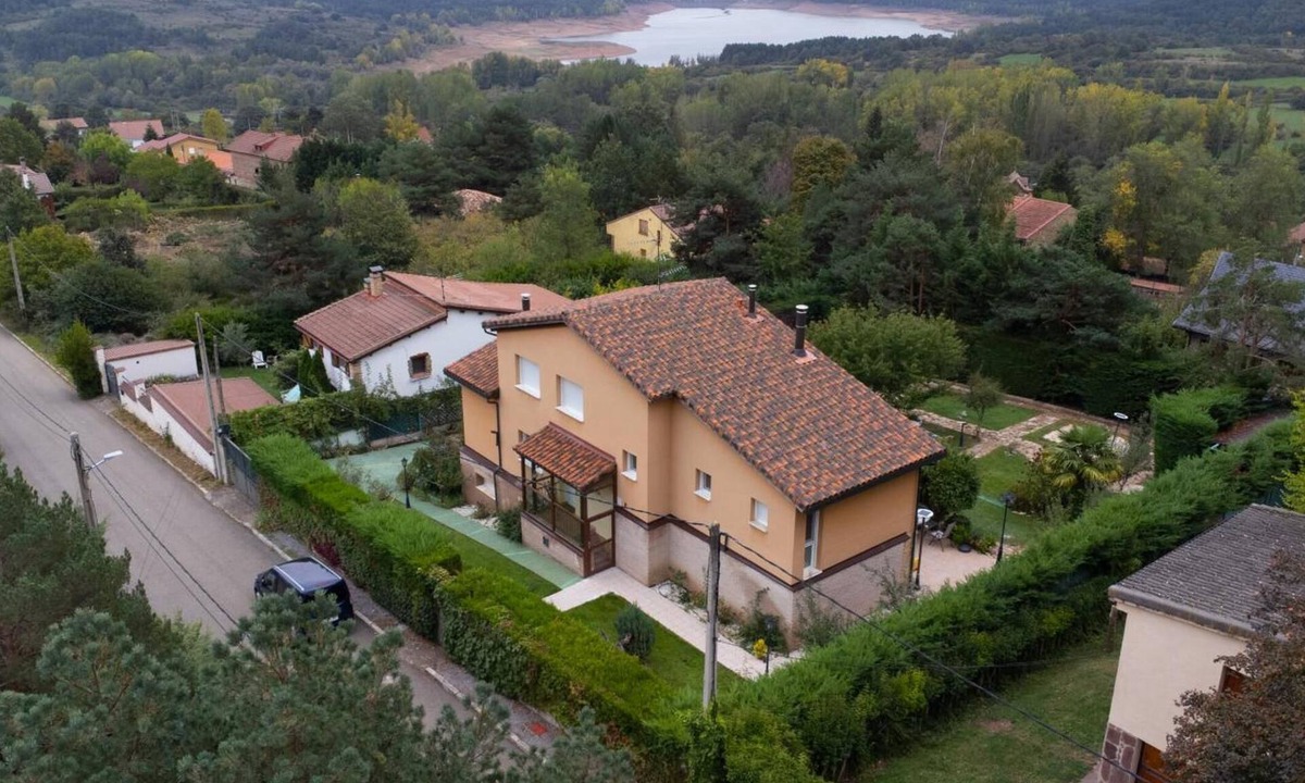 Nieva de Cameros Ski Chalet | Chalet 'El Cerezo Rojo' with Lake View, Wi-Fi and Air Conditioning