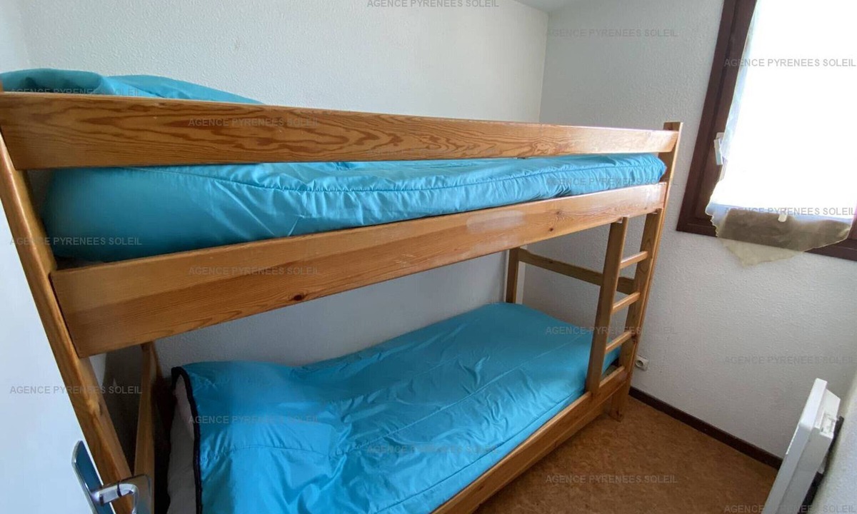 Les Angles Apartment | Charming mezzanine studio cabin for 4, near center, ski locker
