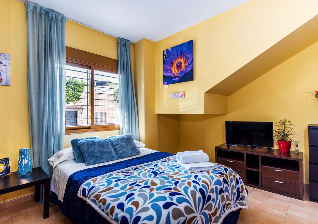 Bailen-Miraflores Apartment | Charming Studio Apartment in Good Location with Wi-Fi and Air-Conditioning
