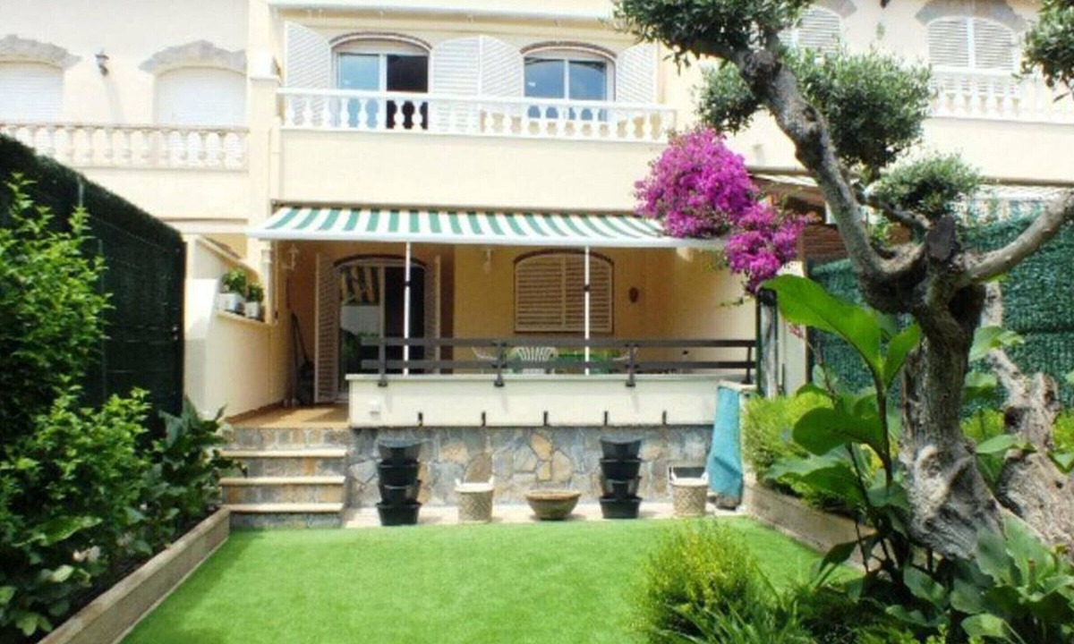 Miami Platja House | Charming Townhouse with Garden in Miami Playa