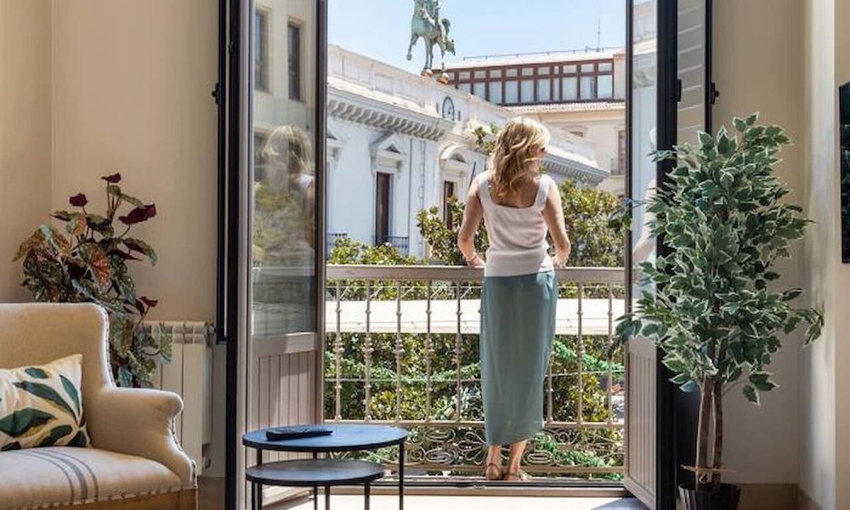 Granada City Center Apartment | ChezmoiHomes Town Hall 2