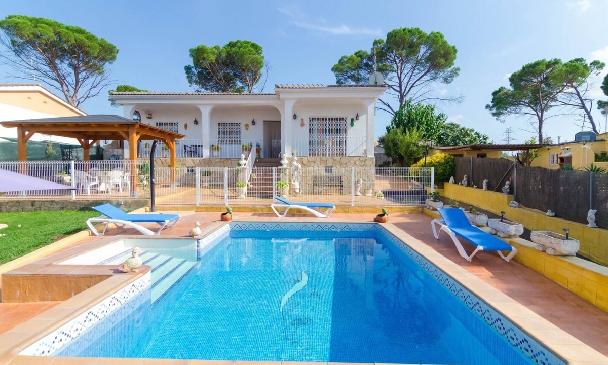 Sils Villa | Club Villamar - Sunny villa with nice garden, fenced swimming pool and barbecue