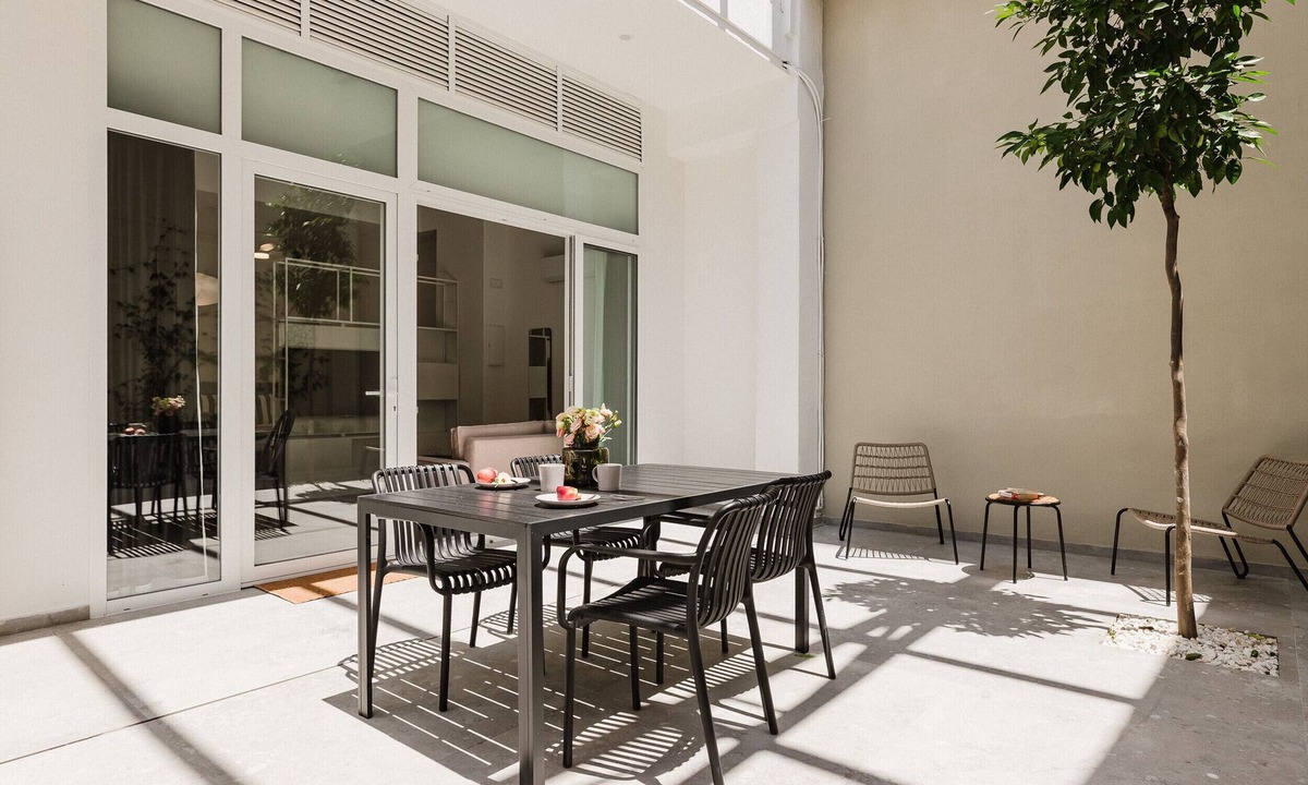 Soternes Apartment | Comfort, design and a terrace facing the Turia Gardens in Valencia