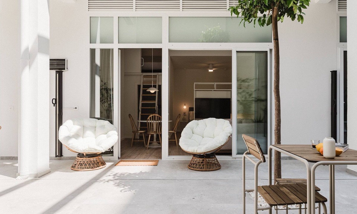 Soternes Apartment | Comfort, design and a terrace facing the Turia Gardens in Valencia