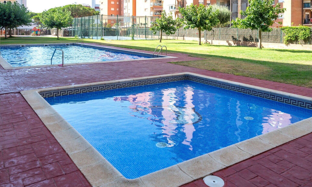 Malgrat de Mar Apartment | Cosy apartment for 4 people with WIFI, pool, A/C, TV and balcony