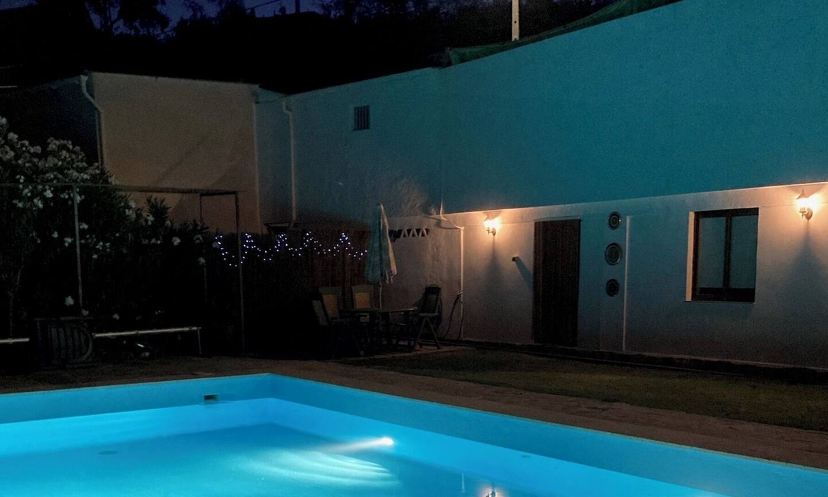 Tozar Cottage | Cosy Cottage, With Access to Large Private Pool, in Great Countryside. Explore!