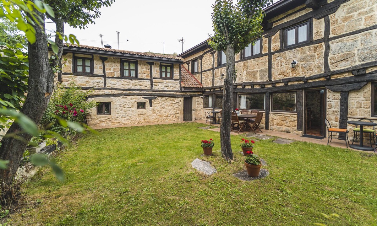 Villallano House | Country House 'Cortijo Las Monjas' with Mountain View, Private Garden and Wi-Fi