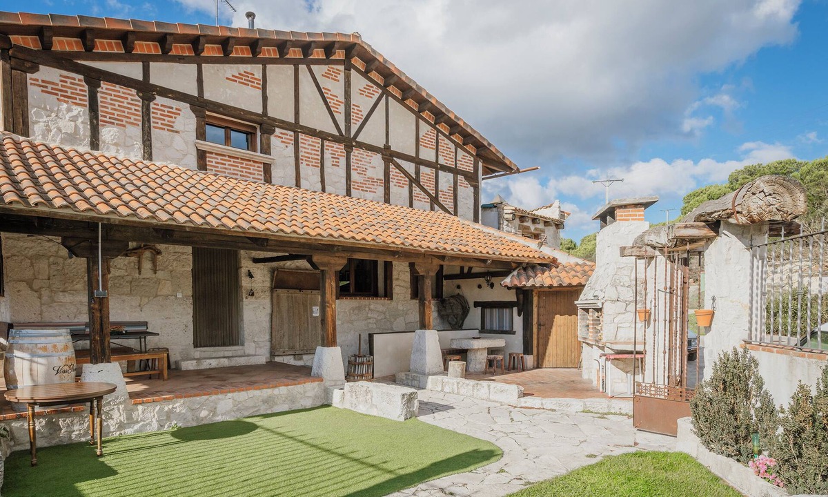 San Miguel del Arroyo House | Country House 'El Pico Llanillo' with Mountain View, Private Pool and Wi-Fi