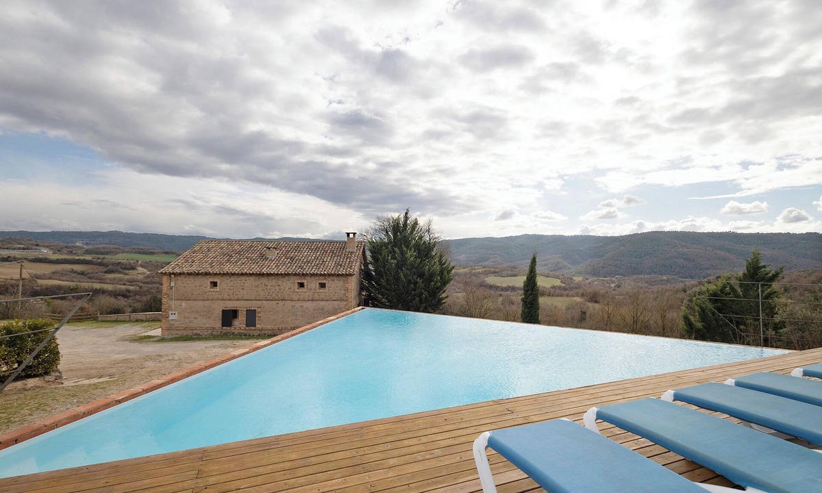Santa Maria de Merles House | Country House 'El Pujol' with Mountain View, Wi-Fi and Air Conditioning