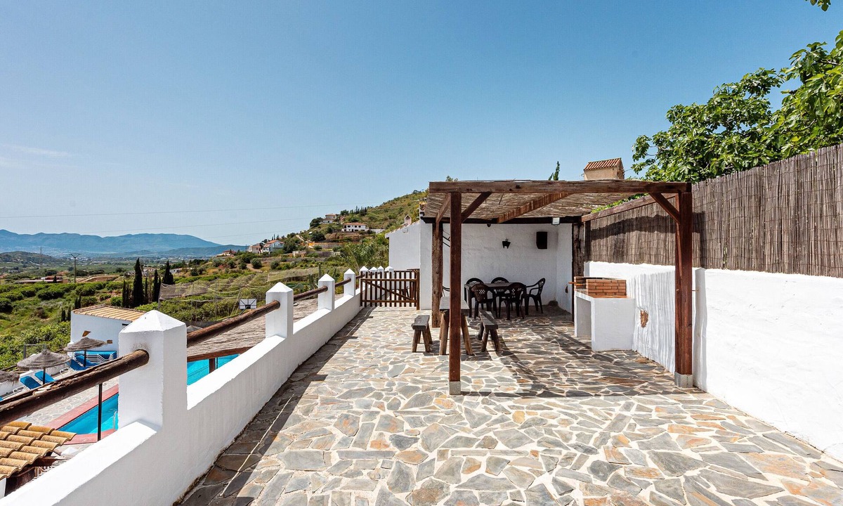 Malaga House | Country House 'El Granero' with Lake View, Shared Pool and Wi-Fi